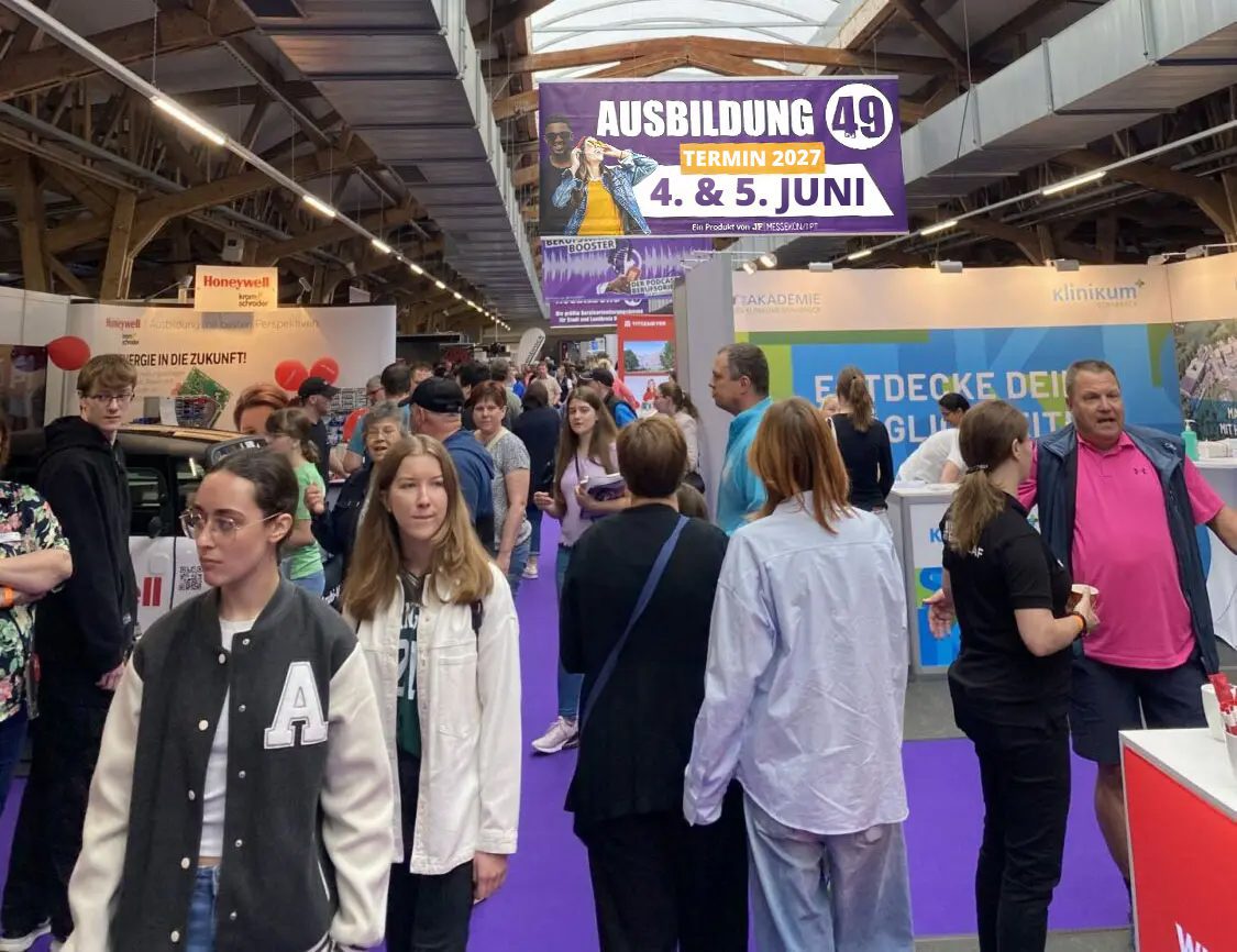 AUSBILDUNG 49 Termin 2027: Messe mit vielen Besuchern, die sich über Ausbildungsmöglichkeiten informieren.