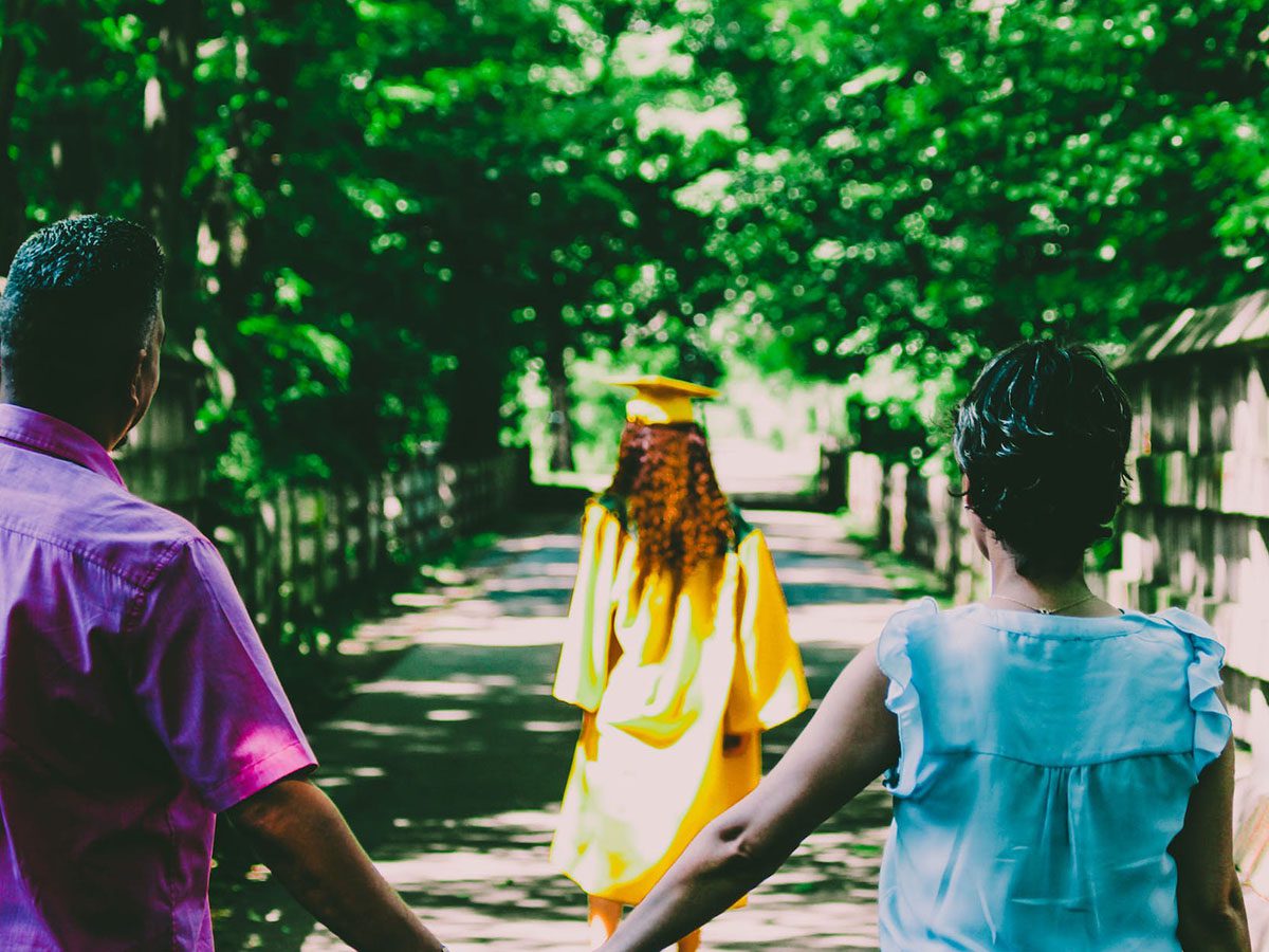 Eltern begleiten Absolventin. Ausbildung, Abschlussfeier, Familie.