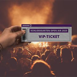 Schlossgarten Open Air 2025_250x250px Schlossgarten Open Air 2025 VIP-Ticket in Hand vor Konzertpublikum.