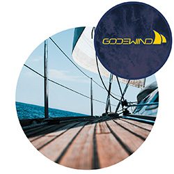 ausbildung49_2025_Segelschule_Gewinnspiel_webseite_250x250px Segelschule Gewinnspiel: Segelboot mit Godewind Logo auf dem Meer. Ausbildung.