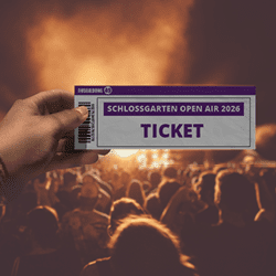 Gewinnspiel Schlossgarten 2026: Hand hält Ticket für Schlossgarten Open Air 2026 vor Publikum.
