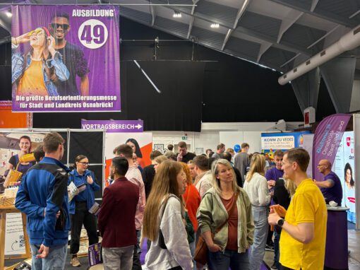 Messegeschehen Halle: Menschenmenge auf der Ausbildungsmesse 49, Berufsorientierungsmesse mit vielen Besuchern und Ausstellern.