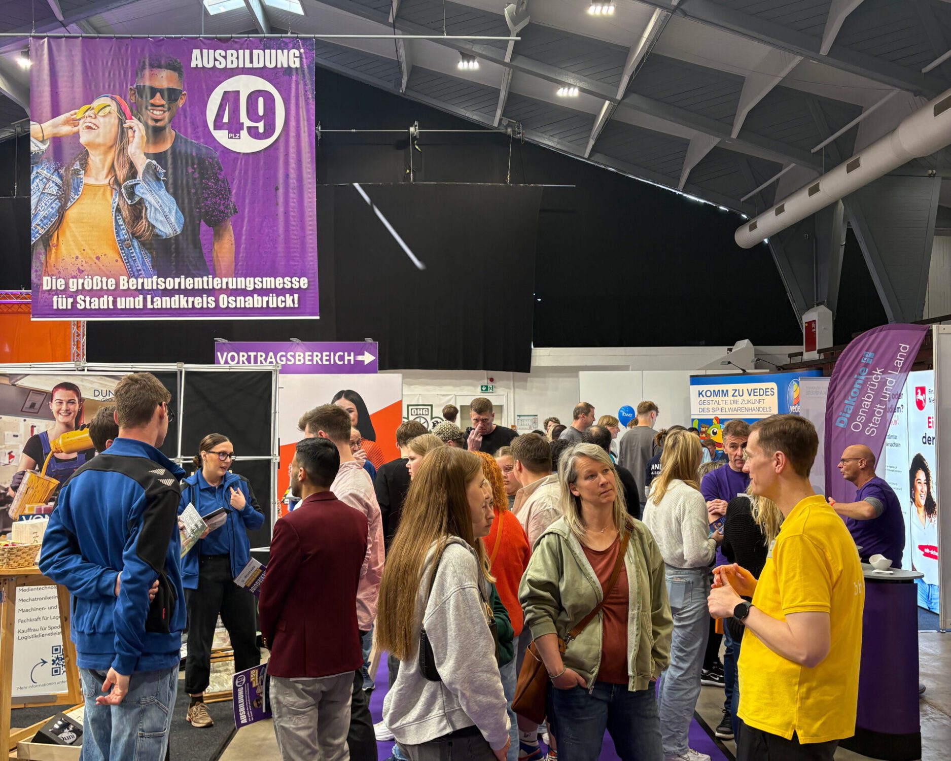 Messegeschehen Halle: Menschenmenge auf der Ausbildungsmesse 49, Berufsorientierungsmesse mit vielen Besuchern und Ausstellern.