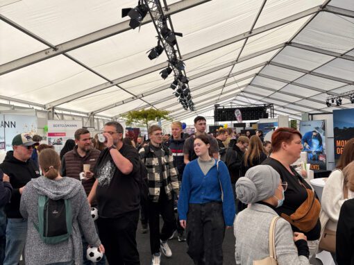 Messegeschehen in Zelt: Viele Menschen besuchen die Ausbildungsmesse. Ausbildungssuchende informieren sich an den Ständen.